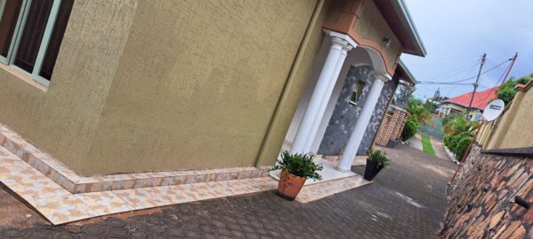 Beautiful 5-Bedroom House for Sale – 356 SQM Built on 574 SQM Plot - Image 7