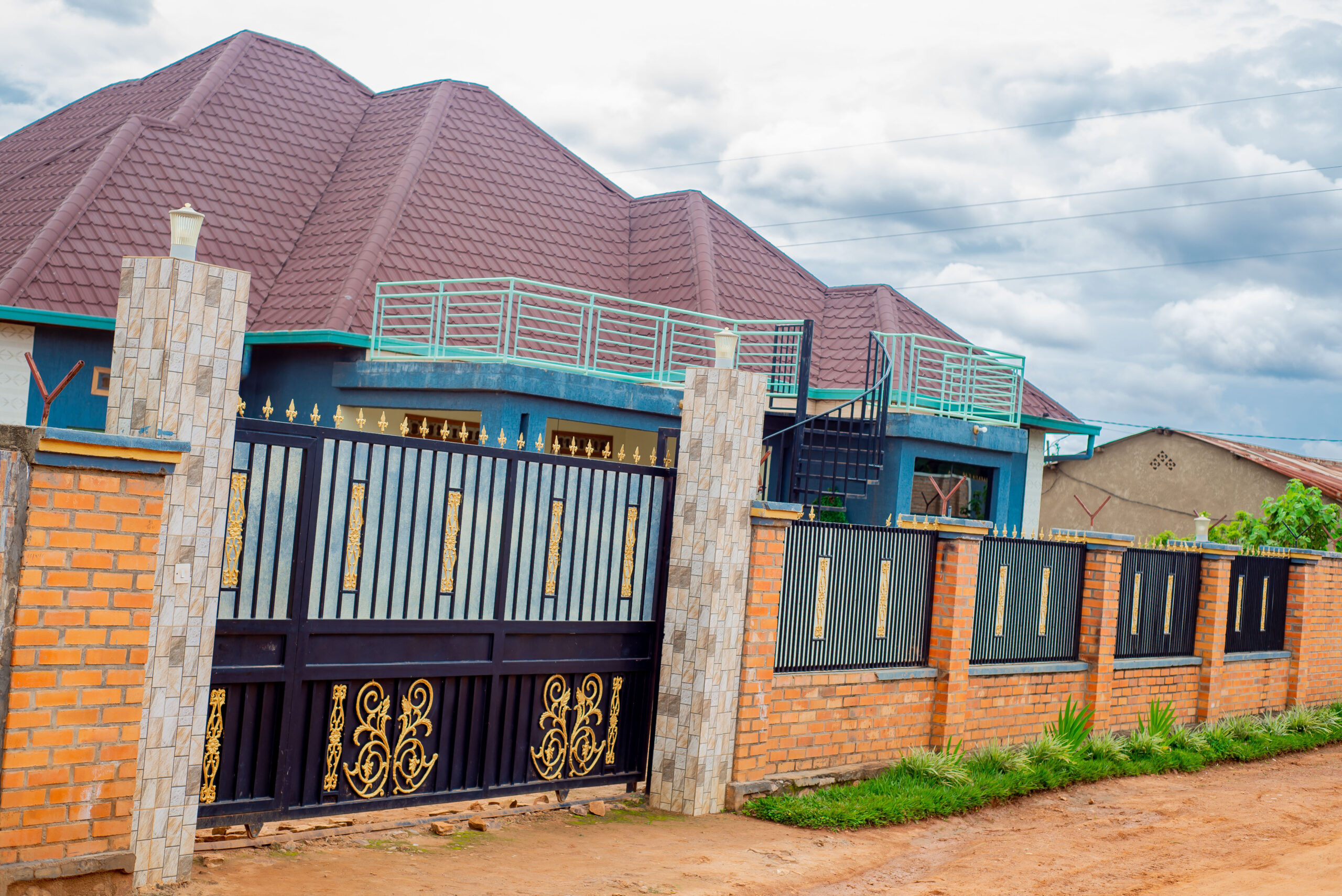 Spacious 5-Bedroom House on a 604 Sqm Plot – Ideal for Family Living